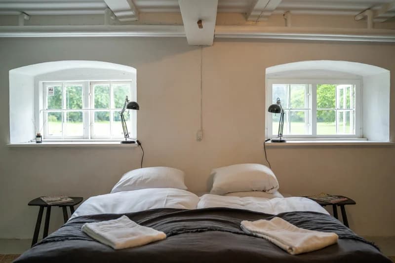 Soveværelse med buede vinduer og haveudsigt