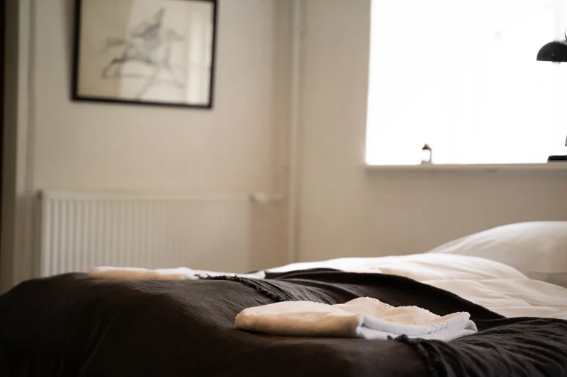 Soveværelse detalje med mørkt linned