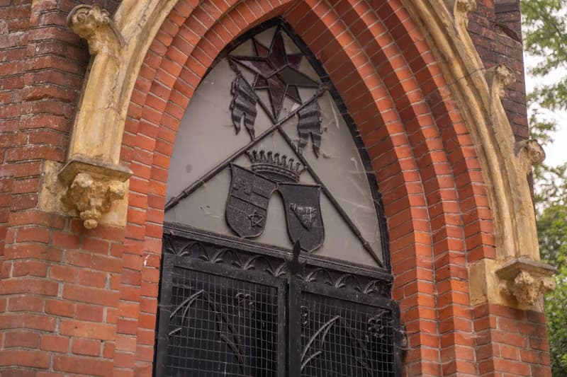 Detaljebillede af våbenskjold i kapelbuen