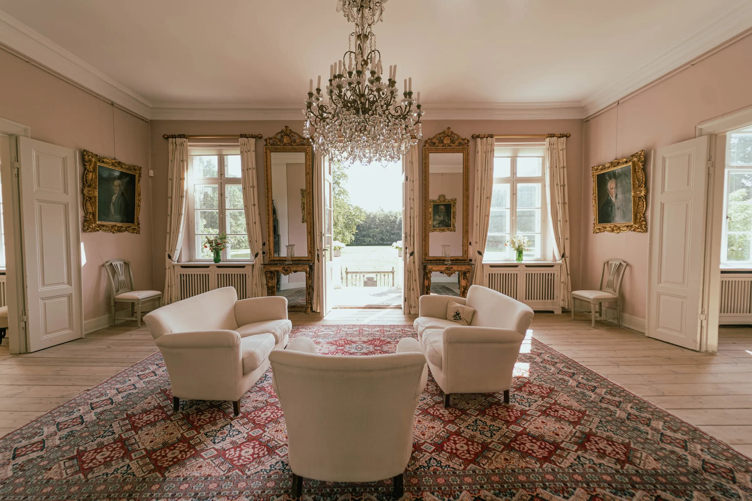 Agerup Gods storstue med lysekrone