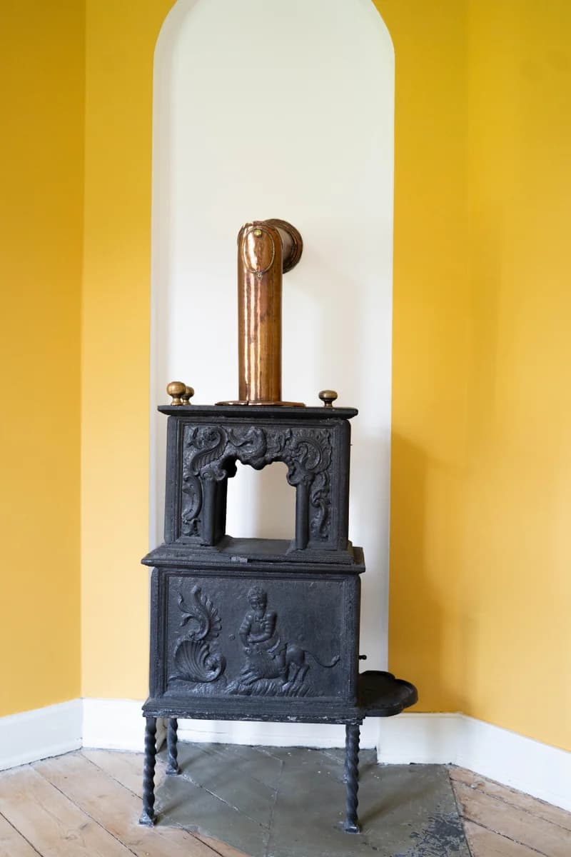 Støbejernsovn i gul niche