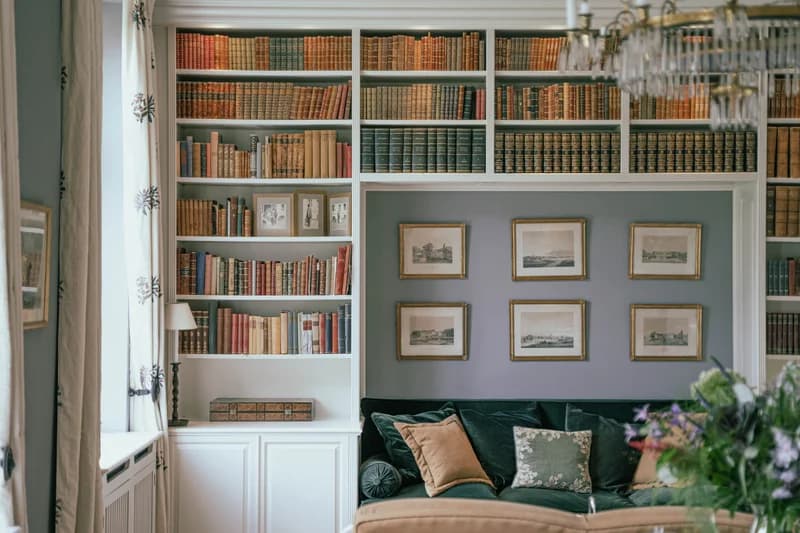 Agerup Gods bibliotek med bogreoler og fløjlssofa