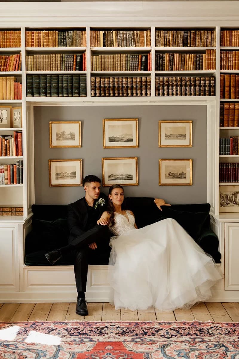 Brudepar i biblioteket på Agerup Gods