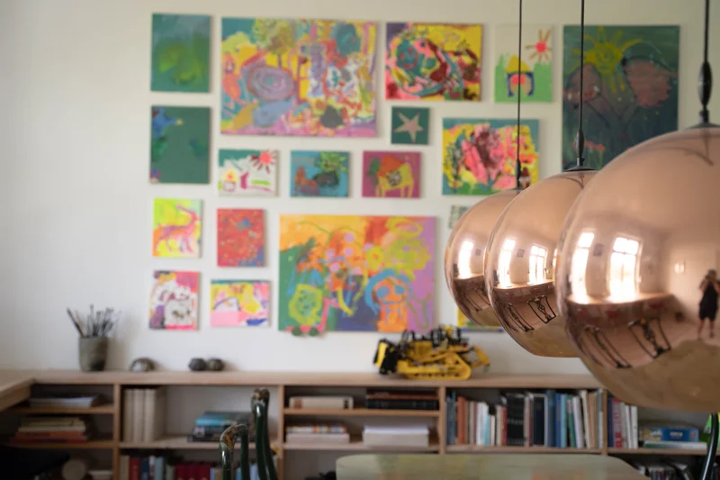 Stue med gallerivæg