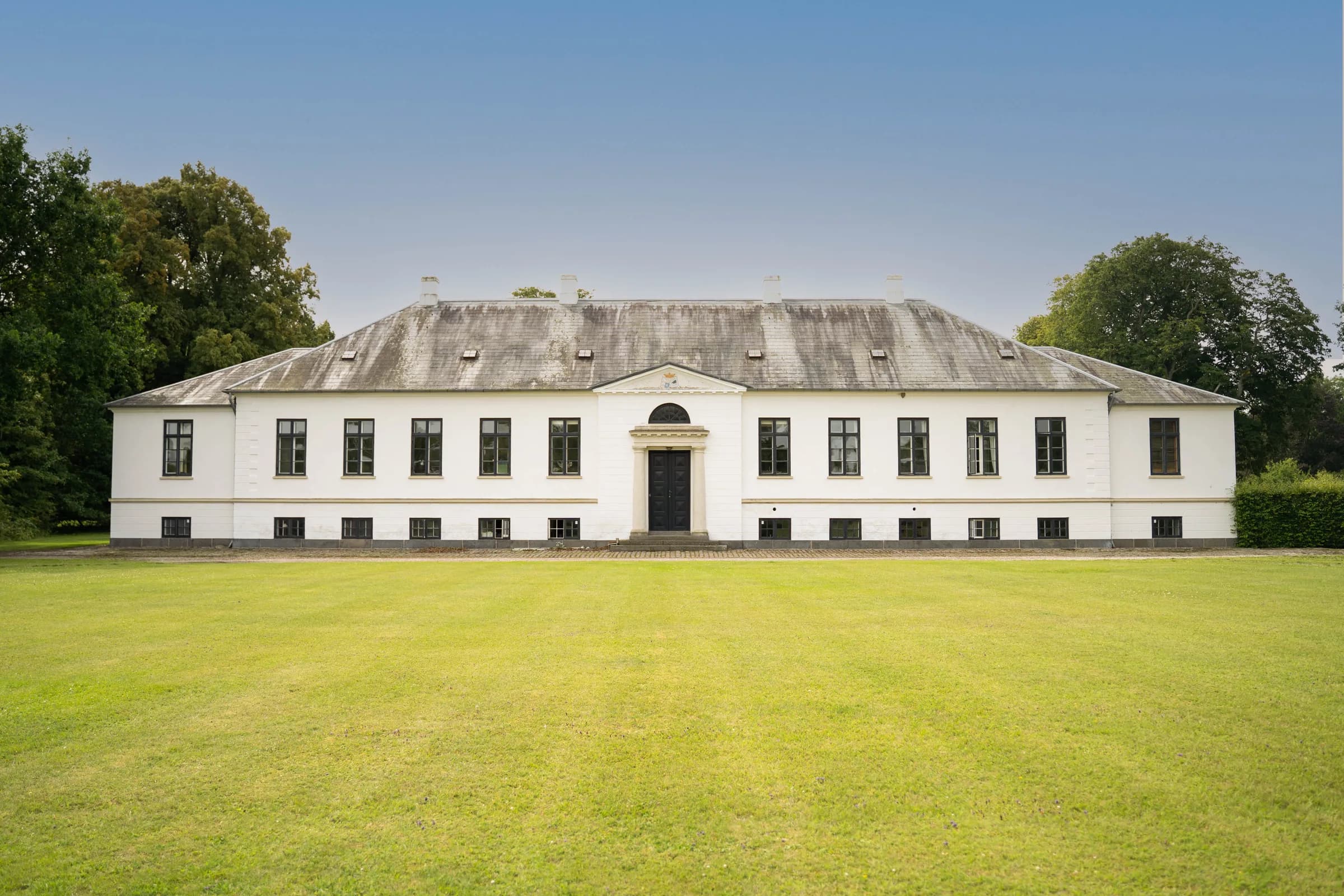 Agerup Gods facade set forfra