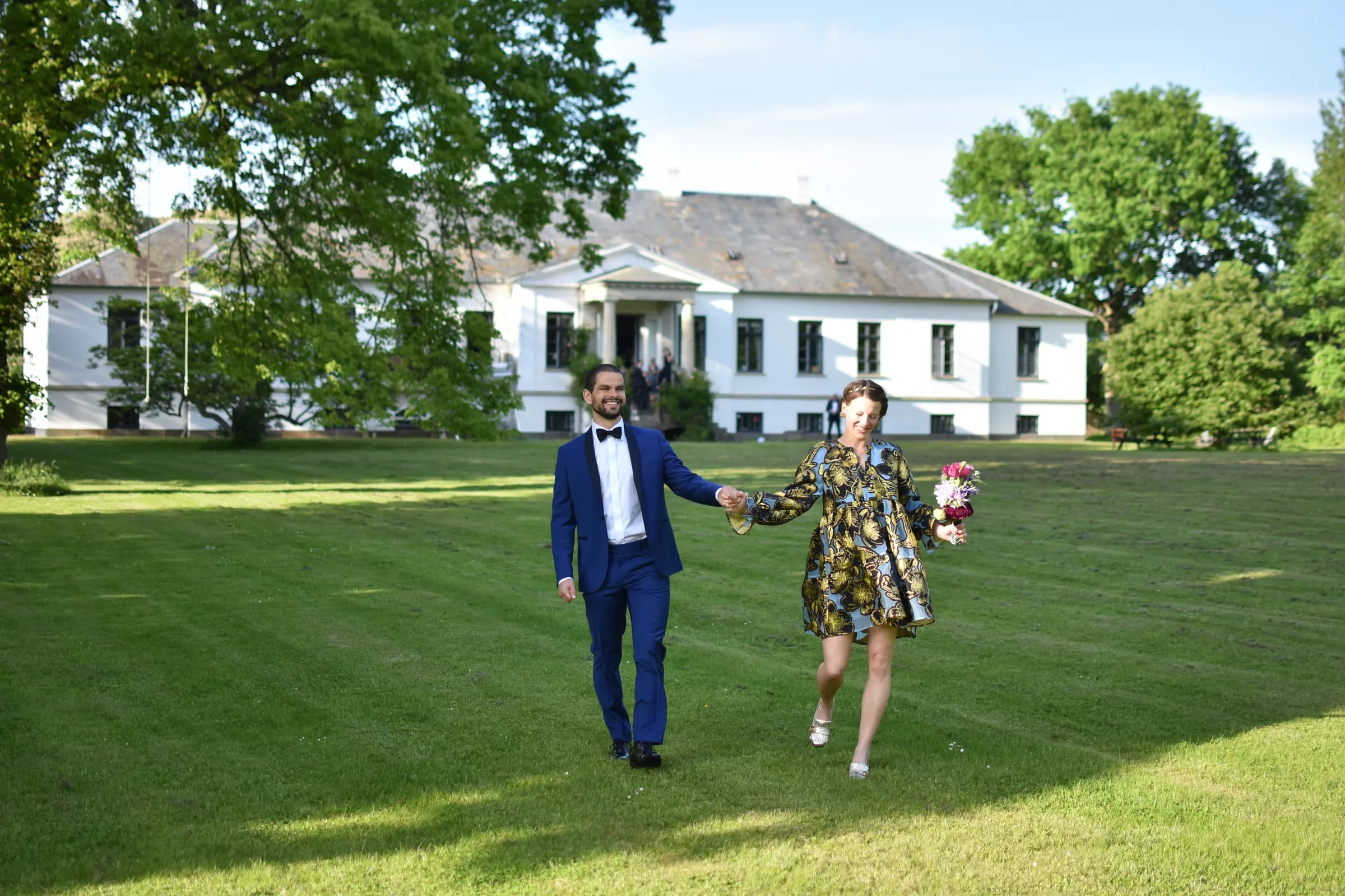 Brudepar på plænen foran Agerup Gods