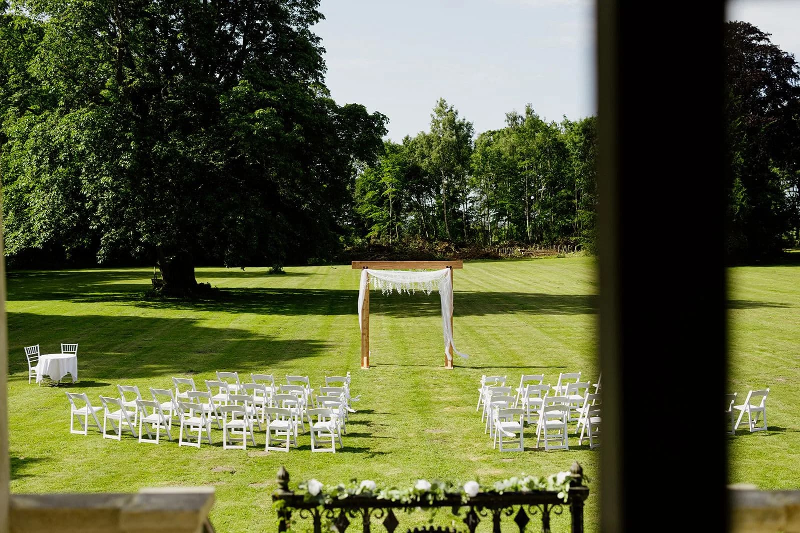 Udendørs bryllupsceremoni på plænen ved Agerup Gods