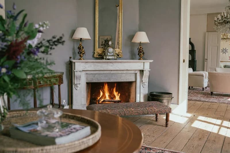 Salon med åben pejs på Agerup Gods