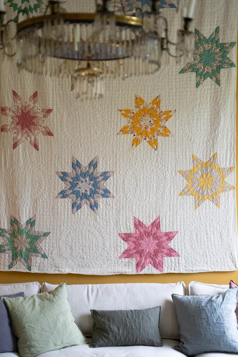 Vintage salon med tæppe og sofa