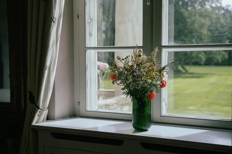 Vildblomsterbuket på vindueskarmen