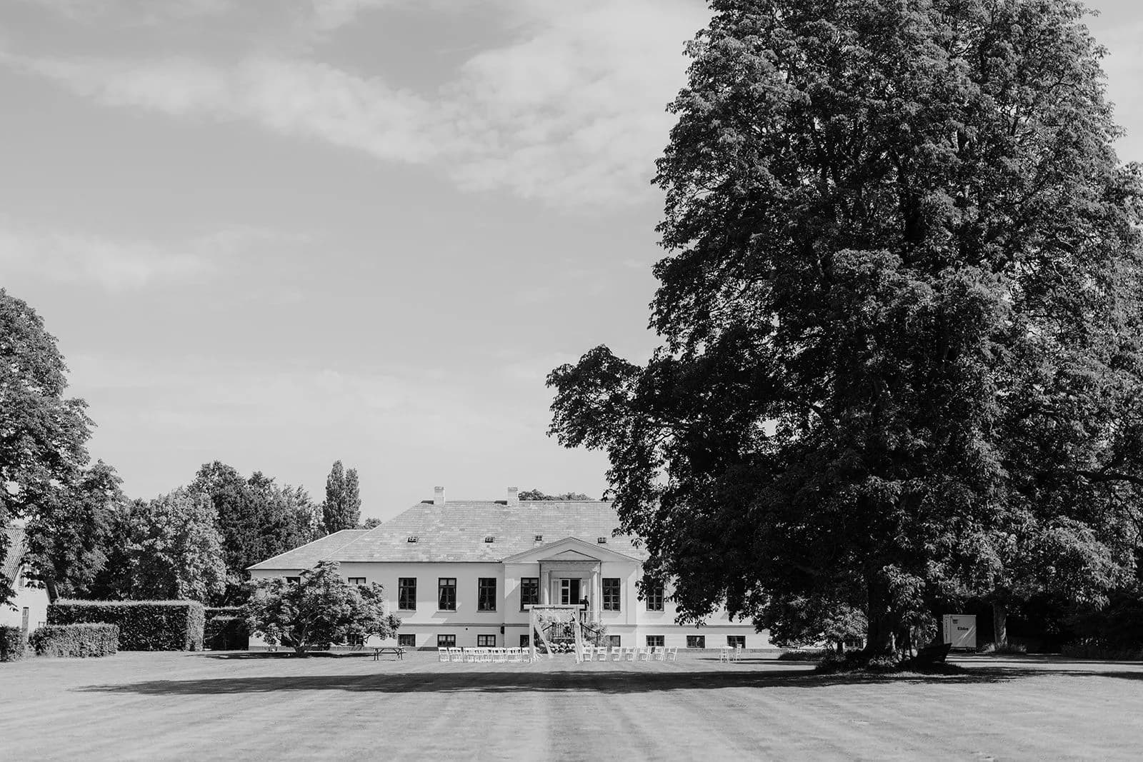 Agerup Gods herregård set fra plænen, sort-hvid